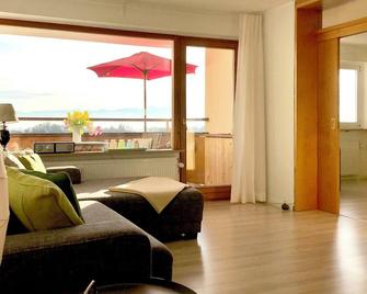 Ferienwohnung Alina- Penthouse Wohnung mit atemberaubendem Blick zum Bodensee - Kressbronn am Bodensee - Obývací pokoj