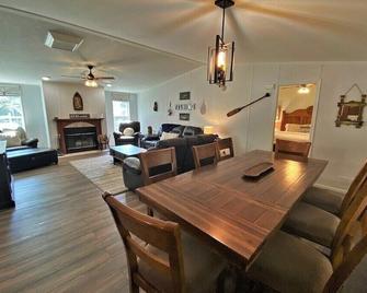 Beautiful Home on Creek with Full Kitchen, Large Patio with Seating, Game Room - Bayfield - Dining room