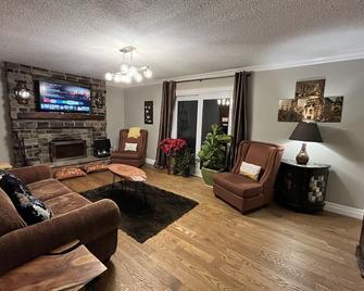 Oasis Ambiance Luxury Cottage Feel Huge Salt Heated Pool Sauna Cabana Firepitbbq - Milton - Living room