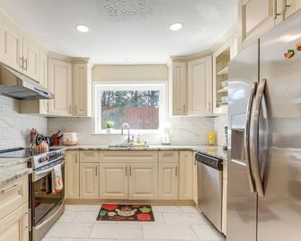 Lake + Dock Access: Peaceful Retreat in Duluth - Duluth - Kitchen