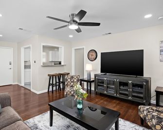 Pristine Upgraded 3B/2Bth w Easy Access to US99 - Fresno - Living room