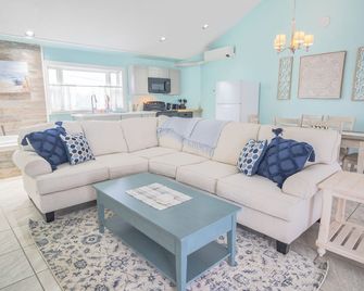 Elegant Jacuzzi Suite - Hancock - Living room