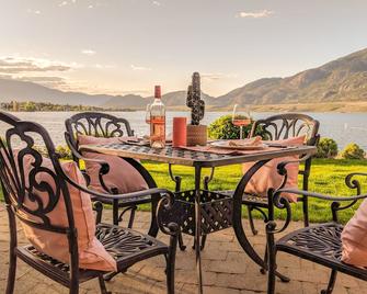 Desert Surfside Waterfront Accommodations - Osoyoos - Building