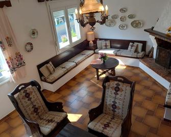 Cozy Traditional Greek one bed Flat, 7 min Away From Airport 50ft to the Beach - Kardamena - Wohnzimmer