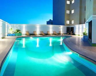 Grand Regal Hotel - Doha - Piscina