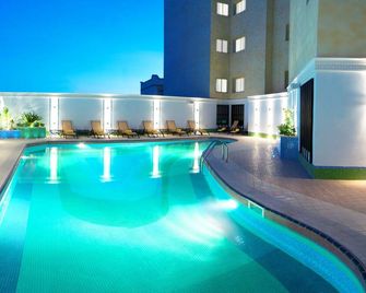 Grand Regal Hotel - Doha - Piscina