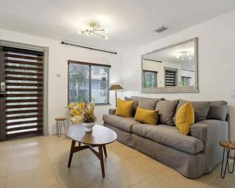 Tropical Miami Oasis - North Miami - Living room