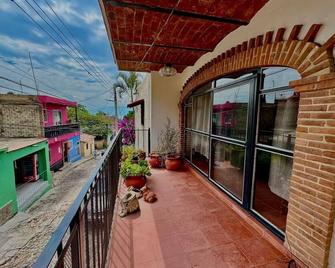 Stay in the center of Ajijic. Enjoy a rooftop with a view. - Ajijic - Balcón