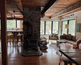 Pinecone Pond, nestled in Southern Vermont with its own pond and babbling brook - Dummerston - Living room