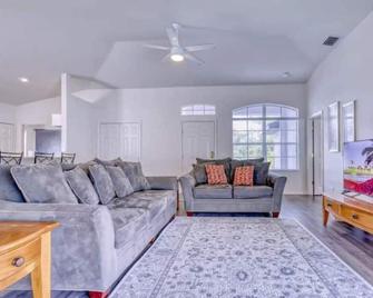Heated Pool Paradise close to beaches. - Rotunda West - Living room