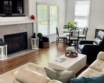 Getaway to the beach! Large updated house w backyard, 3/4mi to the beach - Bay Head - Sala de estar