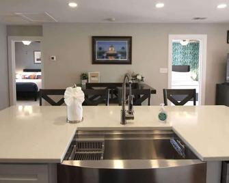 Waterfront Gem on James Island! - Charleston - Kitchen