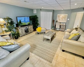 Enjoy spacious apartment near DWTN Knoxville - 15 min - Knoxville - Living room