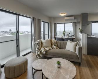 &Monde. Okinawa Arena Condominium - Chatan - Living room