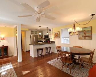 12 Morris 4 2 Bedroom Condo By RedAwning - Chautauqua - Dining room