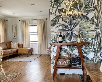 5 min walk to private beach - Brookfield - Living room