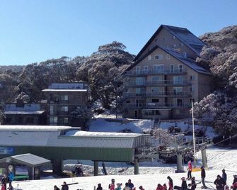 Les Chalets 1 - Snowball throw to Halley's Comet chairlift - Falls Creek - Будівля