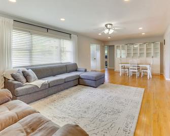 Wooster Family Home with Yard and Fire Pit! - Wooster - Living room