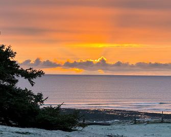 Oceanfront, newly built, modern tiny home with beach access! - Tlell - Beach