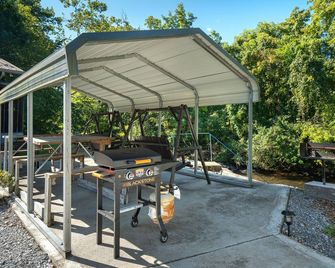 Cottage By the Creek - On Cosby Creek! Enjoy the waterfall from the porch! - Cosby - Patio