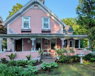 Victorian charm with modern conveniences in the heart of Schroon Lake, NY. - Schroon Lake - Edificio