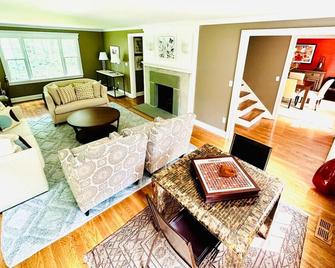 Upmarket Country Retreat, Washington, Connecticut - Washington