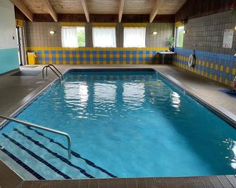 Budget Host Inn - Buffalo - Piscina