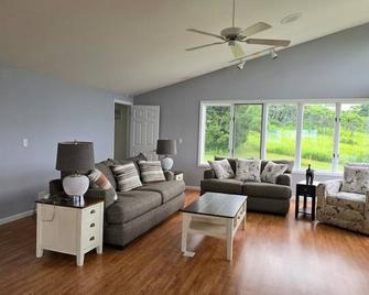 Gorgeous Country Escape for up to 10 in charming Cobleskill - Cobleskill - Sala de estar