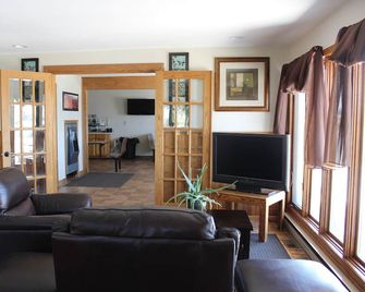 Budget Host Sundowner Motor Inn - Kadoka - Living room
