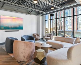 Modern 1BR with King Bed W,D Rooftop 10 mins to CC! - Filadelfia - Lounge