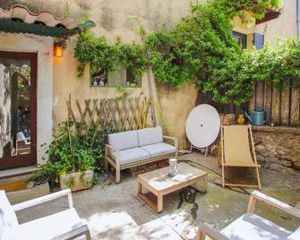 Stunning Home In Eygalières With Wifi - Eygalières - Patio