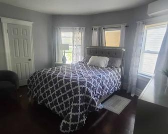 MT. Vernon 2nd floor Global Retreat Cozy 2-bedroom with AC, WiFi - Mount Vernon - Bedroom