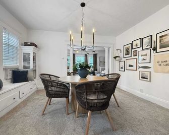 Chic Lakeside Retreat Steps from the Beach - Cleveland - Dining room