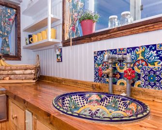 Unique Glamping Getaway on a Dude Ranch near Las Vegas, Nevada - Jean