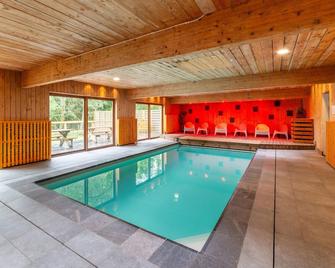 Former Hotel with Swimming Pool, Hot Tub, Sauna for Family Groups - Xhoffraix - Zwembad