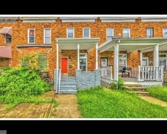 Charming 2-bedroom townhome in Baltimore with WiFi, AC - Baltimore