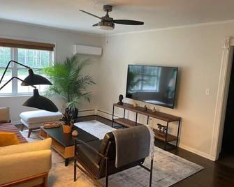 Cute ranch house, less than 1 mile to downtown and skidmore. 2 miles to the track and SPAC - Saratoga Springs - Living room