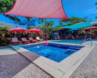 Tuki Tuki Lodge - Sámara - Pool