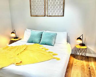 Luxe Hideaway: Private Patio, Close to Wineries, 20 min to Beaches, King bed - Santa Maria - Bedroom