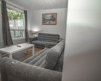 Entire house/patio Garden Sleeps7 - Elliot Lake - Living room