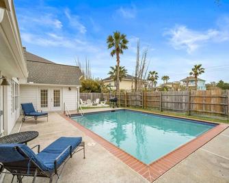 Pool Paradise in Kemah - Next to Cien Park and minutes from fun at the Kemah Boardwalk! - Kemah - Pool