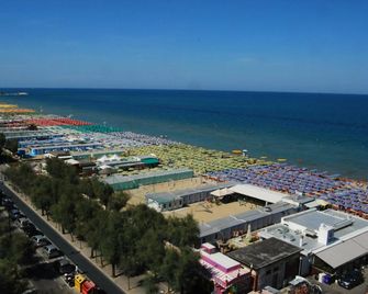 Hotel Caravelle Pesaro - Pesaro - Strand