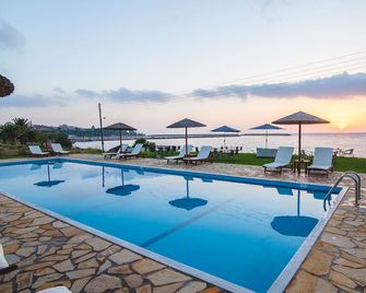 Kyparissia Blue Boutique Hotel - Kyparissia - Bazén