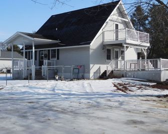 Quiet & Cozy Home Away From Home in Black River Falls - Black River Falls