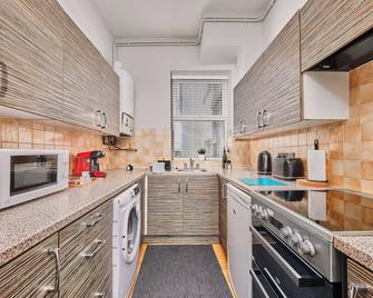 2 Dunluce Park - Portrush by the Sea - Portrush - Kitchen