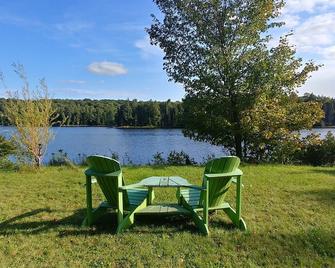 Secluded and serene lakefront cottage - Port Loring - Patio