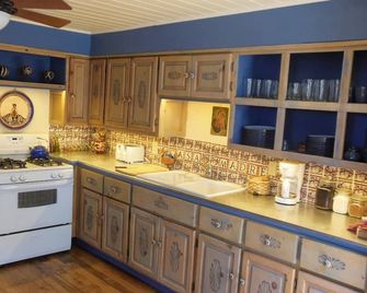 Casa Madre 3 bedroom/2 baths - Taos - Kitchen