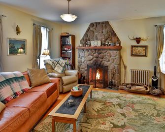 1878 Farmhouse near Phoenicia/Fast Wi-Fi - 10 minutes from Belleayre Mt. - Shandaken - Sala de estar