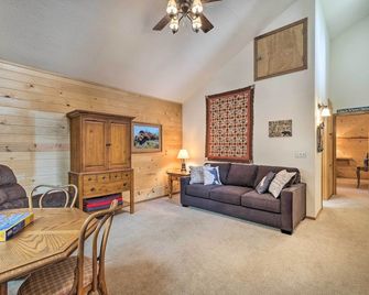 Game Room & Deck: Pet-Friendly Camp Connell Cabin - Arnold - Sala de estar