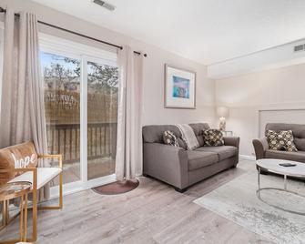 Beautiful Townhome near KU and downtown - Lawrence - Living room